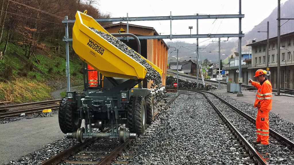 wacker neuson dumper auf schienenbaustelle im einsatz