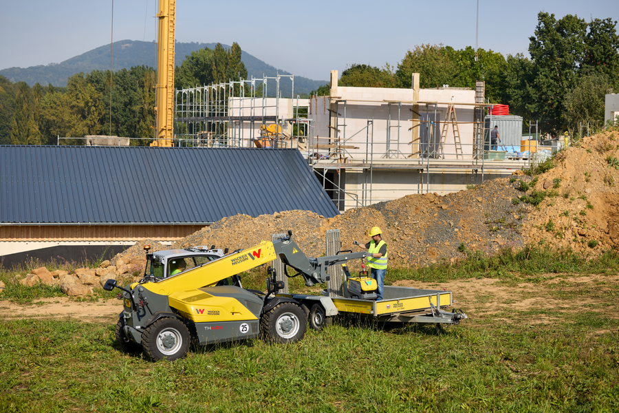 Wacker Neuson telehandler TH625 in application with load hook