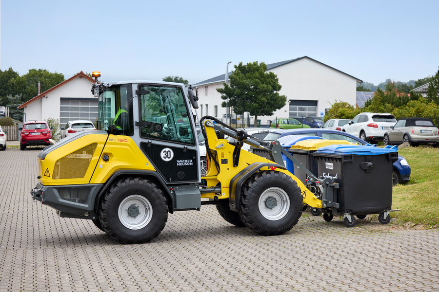 Wacker Neuson wheel loader WL750 in application with pallet fork