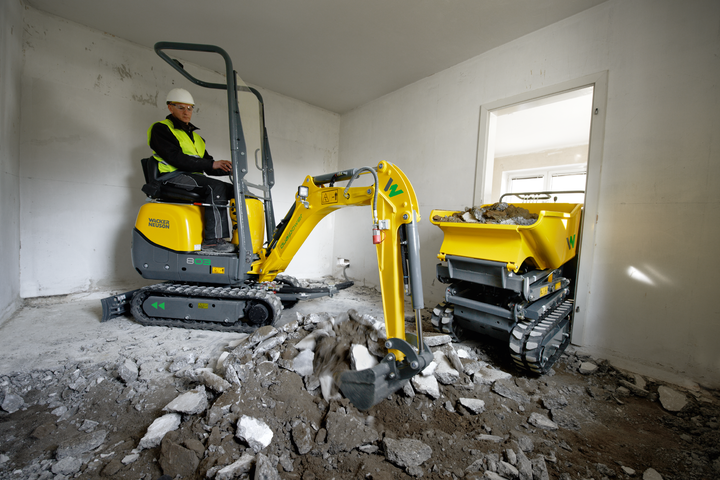 Dredging with the 803 dualpower and the removal of rubble with a DT08 chain dumper