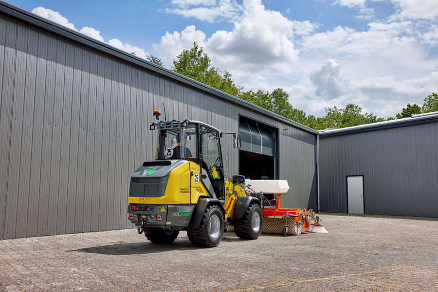 Wacker Neuson wheel loader WL28e with cabin in application