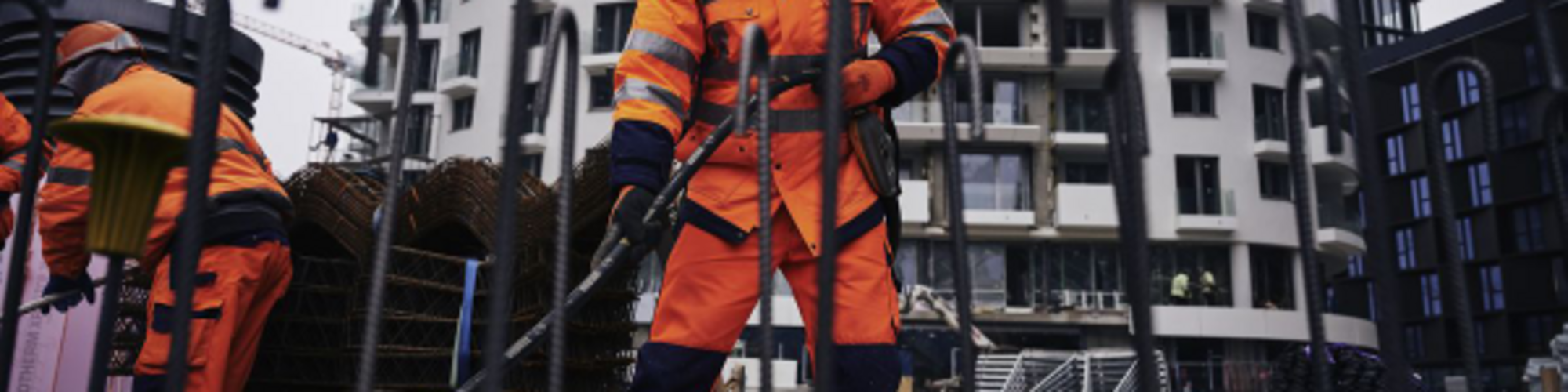 Şantiyede Wacker Neuson dahili vibratör ile beton sıkıştıran inşaat işçisi.