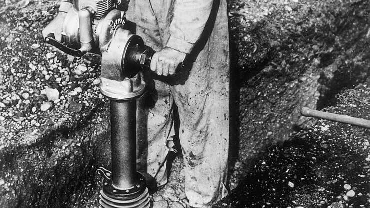 Pilonneuse historique avec moteur à combustion en utilisation.