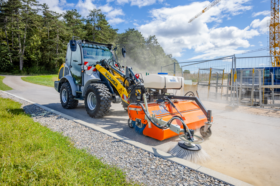 The Kramer wheel loader 8095 while working with a bucket brush.