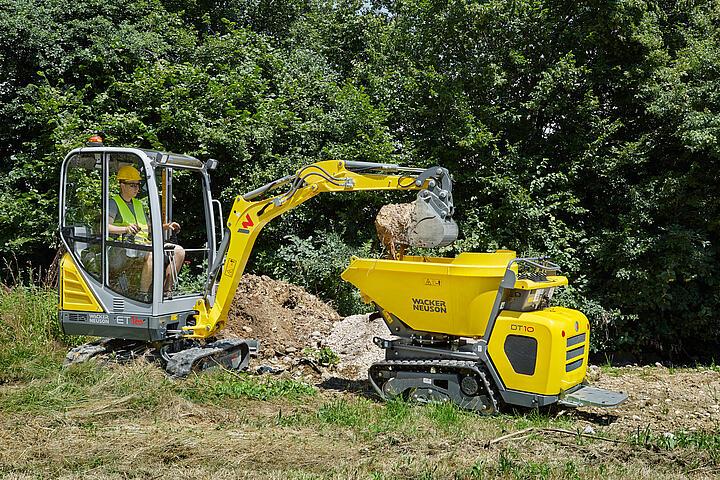 ET16 crawler excavator fills the DT10 crawler dumper with soil