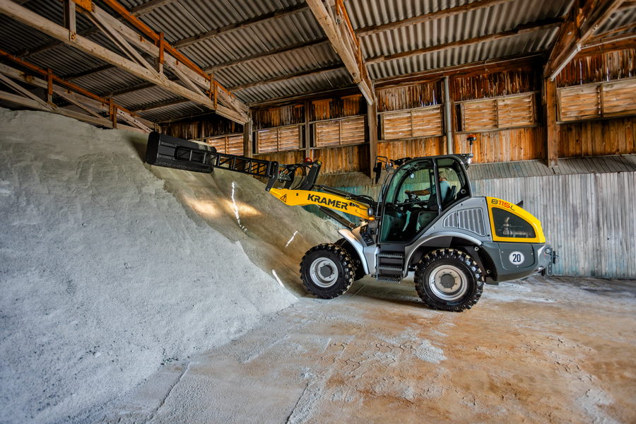 The Kramer wheel loader 8115 while pushing salt.