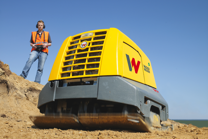 Remote-controlled vibratory plate DPU130r in action