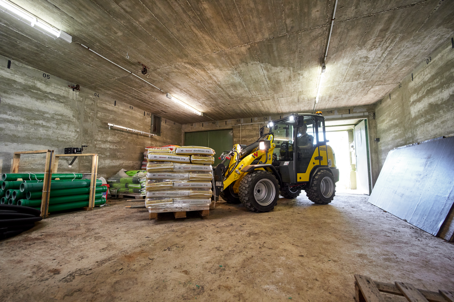 Wacker Neuson wheel loader WL250 in action with pallet fork