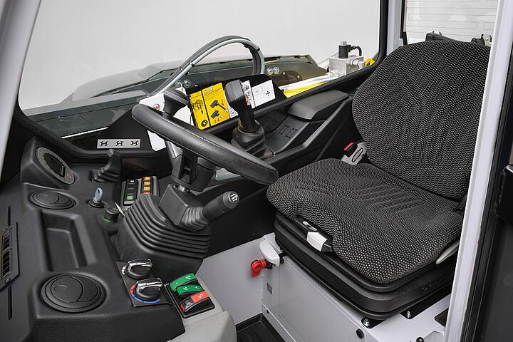 Wacker Neuson telehandler Th412, TH522, driver's seat (console not sprung), studio