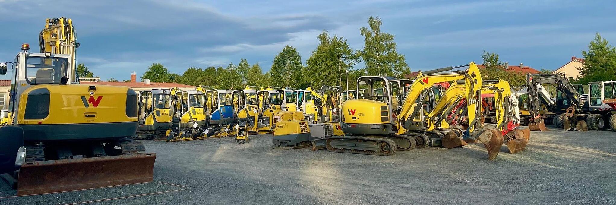 Gebrauchte Maschinen und Bagger auf einem Hof