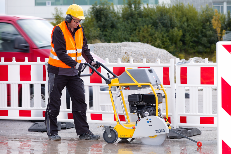 Gasoline-driven floor saw BFS940 in construction site use