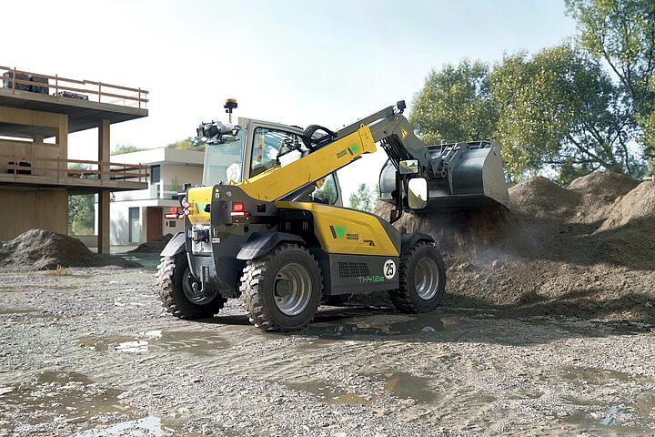 Sollevatore telescopico Wacker Neuson TH412e con benna da terra in applicazione