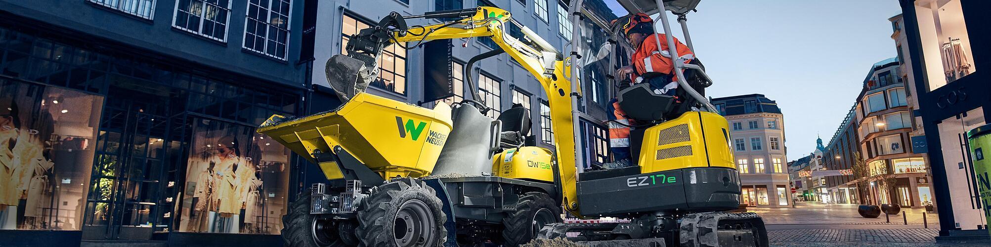 Wacker Neuson Zero Tail Bagger EZ17e im Einsatz auf einer Baustelle in der Stadt.