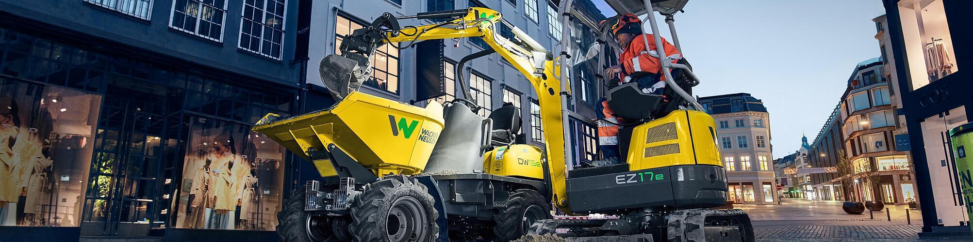 Koparka Zero Tail EZ17e firmy Wacker Neuson w eksploatacji na placu budowy w mieście.