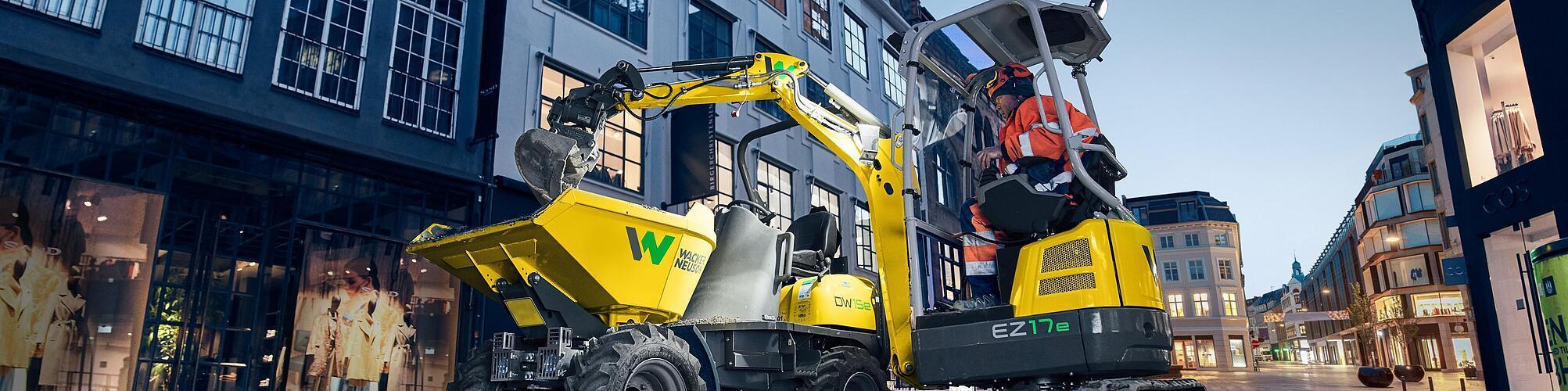 Wacker Neuson Zero Tail Bagger EZ17e im Einsatz auf einer Baustelle in der Stadt.