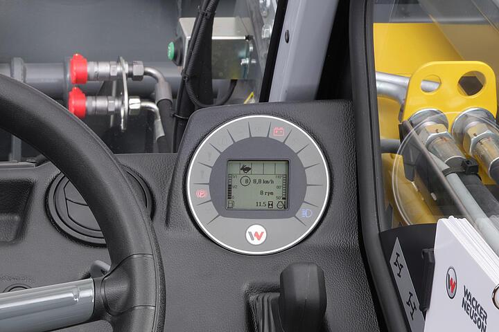 Wacker Neuson telehandler TH412e, TH522 display digital, studio