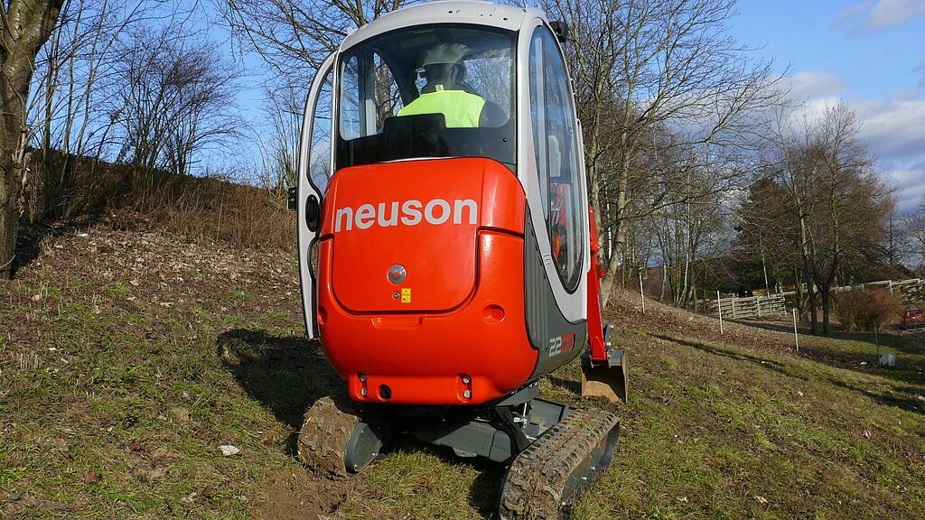 Neuson-graafmachine met innovatief Vertical Digging System VDS in actie.