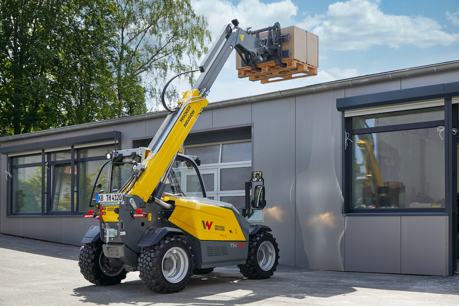 Wacker Neuson telehandler TH412, application picture with pallet fork