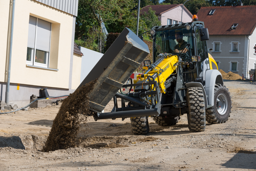 The Kramer telescopic wheel loader 5065T while loading soil.