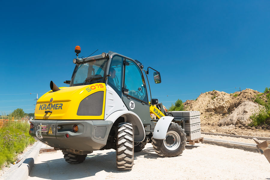 The Kramer wheel loader 5075 while loading a pallet.