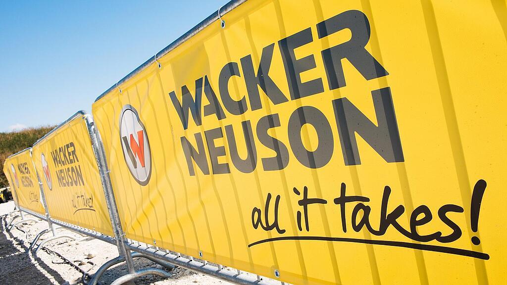 Banner with Wacker Neuson logo and claim.