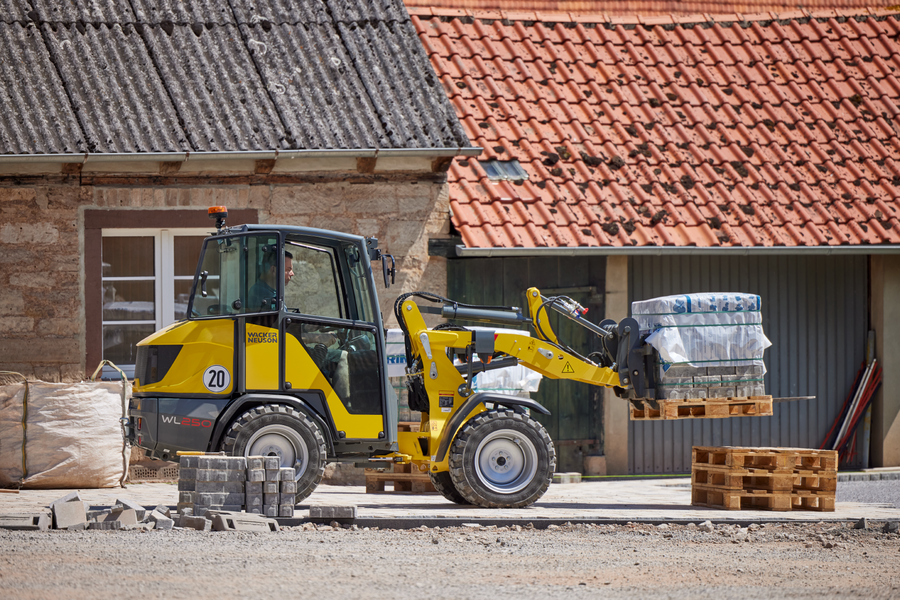 Wacker Neuson wheel loader WL250 in action with pallet fork