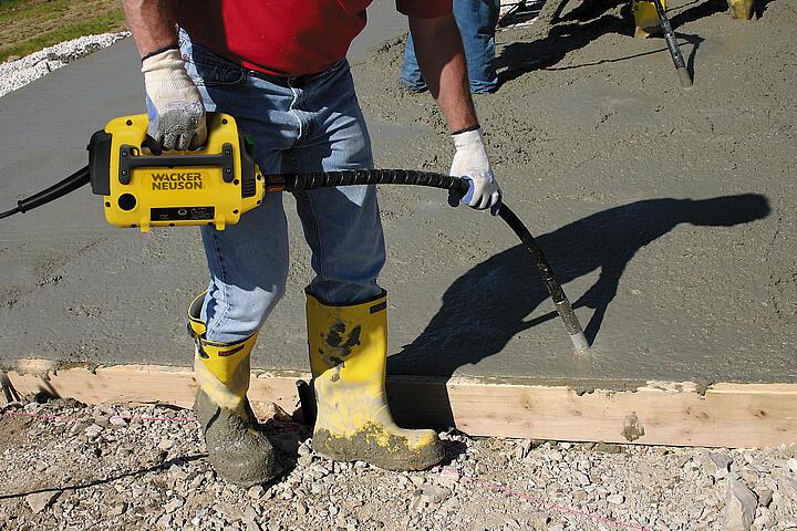 Modular internal vibrator HMS in use on the construction site