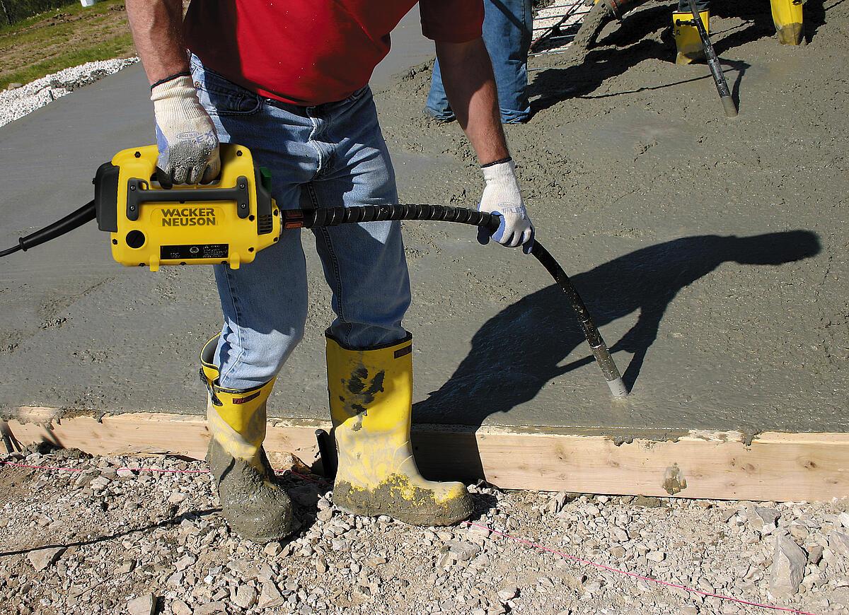 Modular internal vibrator HMS in use on the construction site