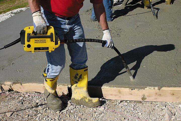 Modular internal vibrator HMS in use on the construction site