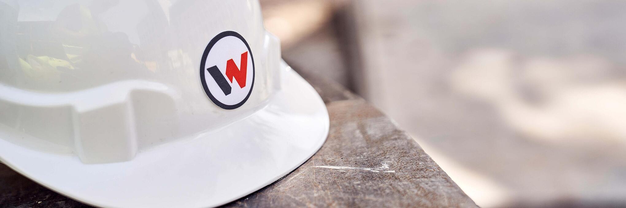 Logo Wacker Neuson su un casco da cantiere.