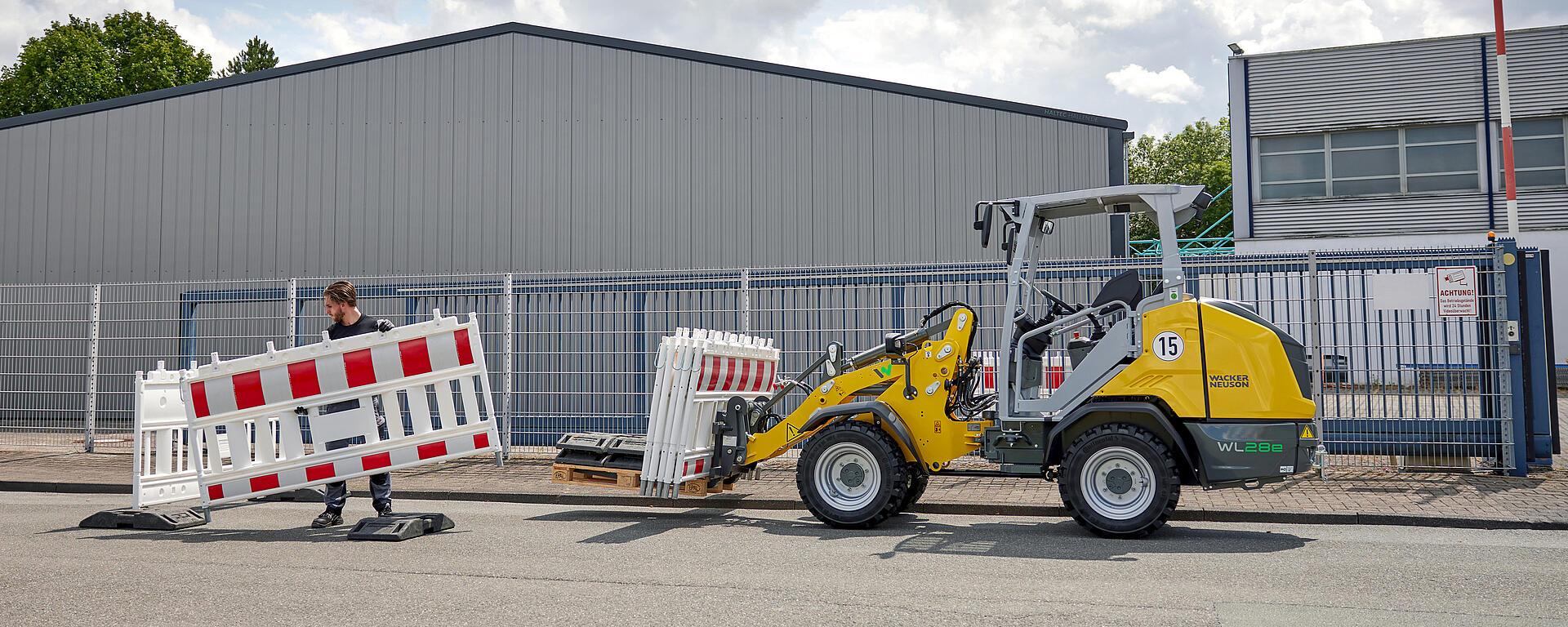 Wacker Neuson Radlader WL28e ve Palettengabel im Einsatz