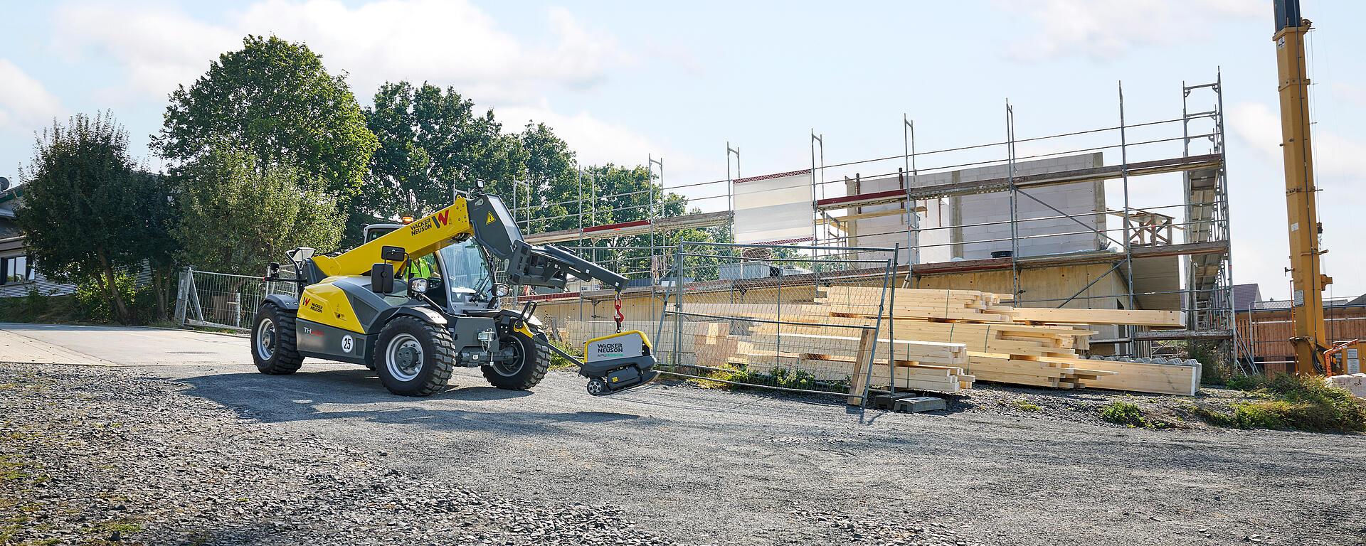 Телескопический погрузчик Wacker Neuson TH625 с вилочным захватом для поддонов в студии