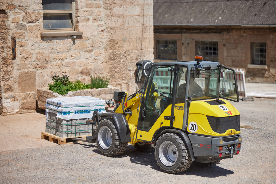 Wacker Neuson wheel loader WL250 in action with pallet fork