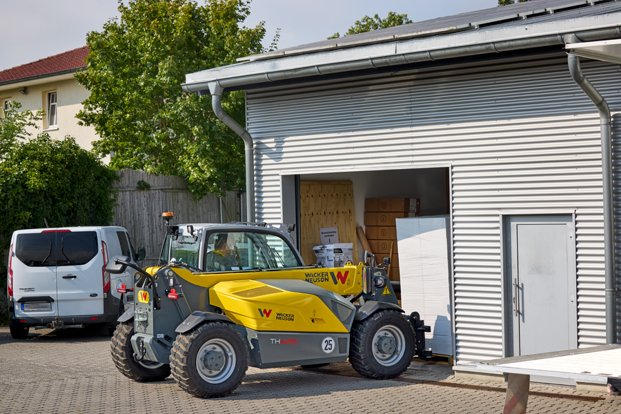 Wacker Neuson telehandler TH625 in application with pallet fork