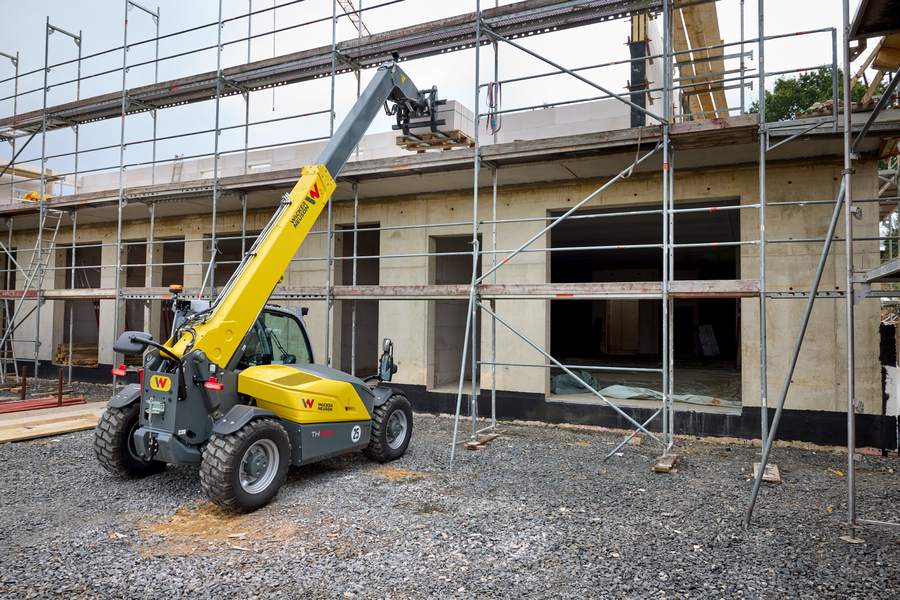 Wacker Neuson telehandler TH625 in application with pallet fork