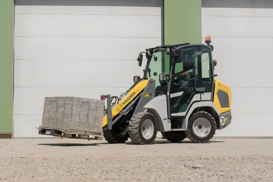 The compact 5035 while transporting a stone pallet.