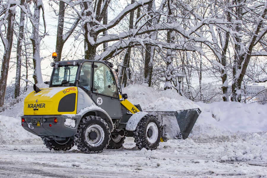 The Kramer wheel loader 5095 while loading snow.