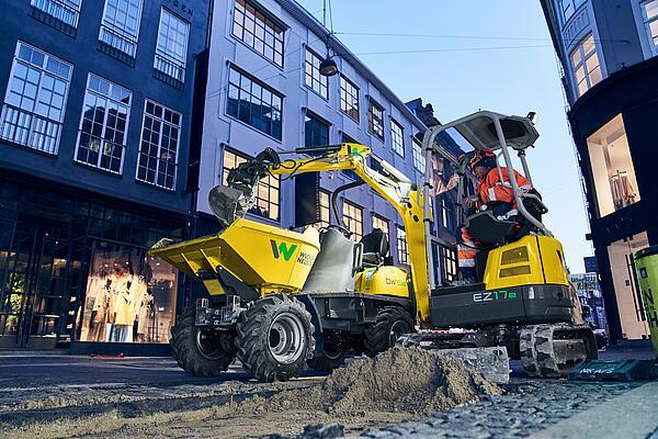 Wacker Neuson zero emission Baumaschinen in Aktion auf einer Baustelle in der Stadt.