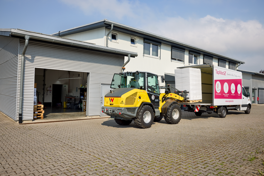 Wacker Neuson wheel loader WL750 in application with pallet fork