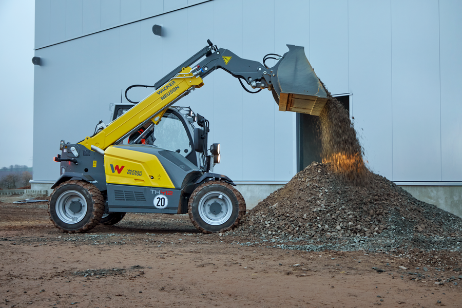 Wacker Neuson telehandler TH412, application picture with earth bucket