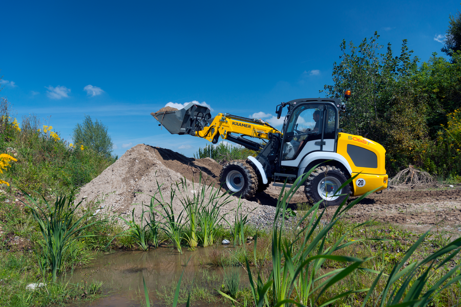 The Kramer telescopic wheel loader 5065T while loading soil.