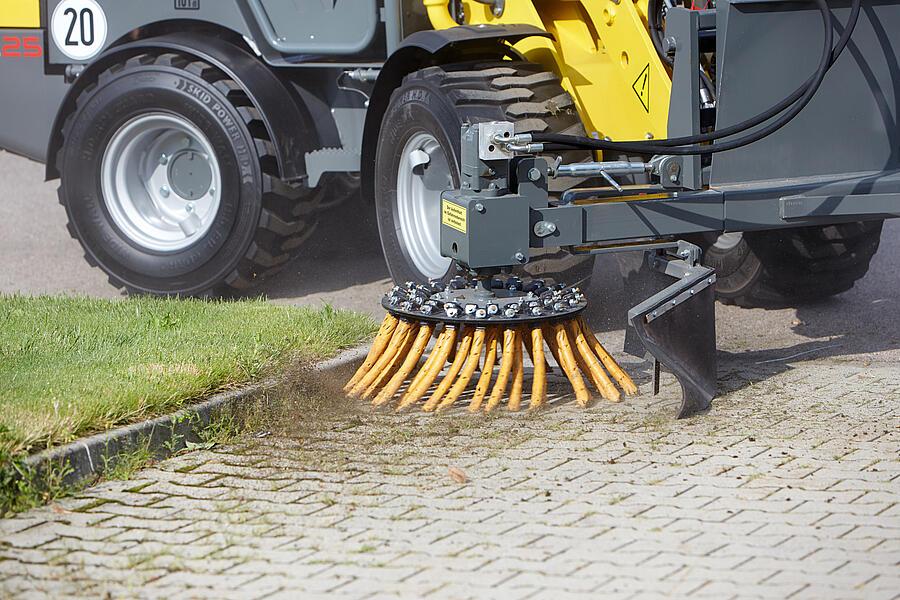 Wacker Neuson attachment, Weed brush