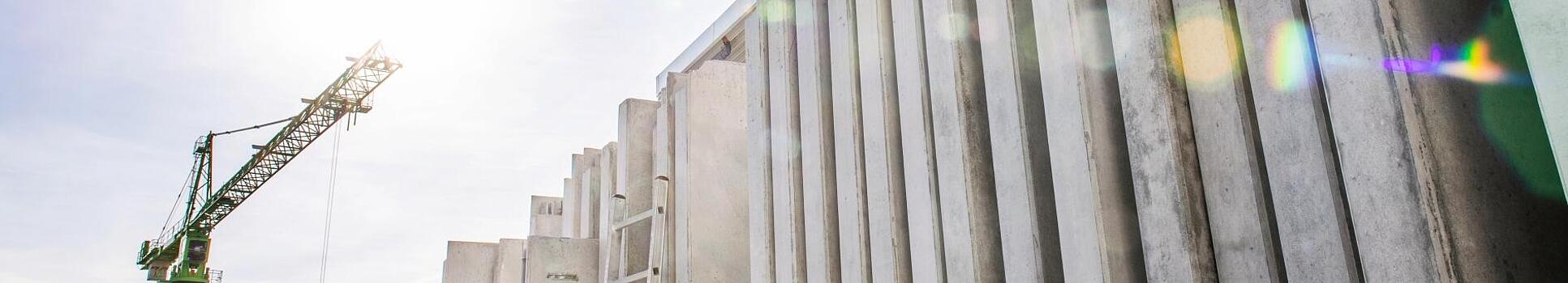 Senkrecht stehende Betonwände auf eine Baustelle.