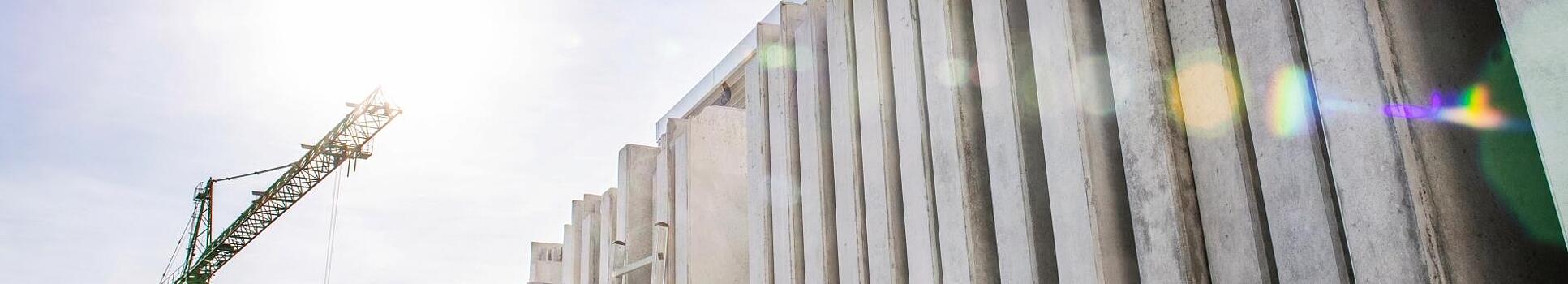 Des murs en béton à la verticale sur un chantier.