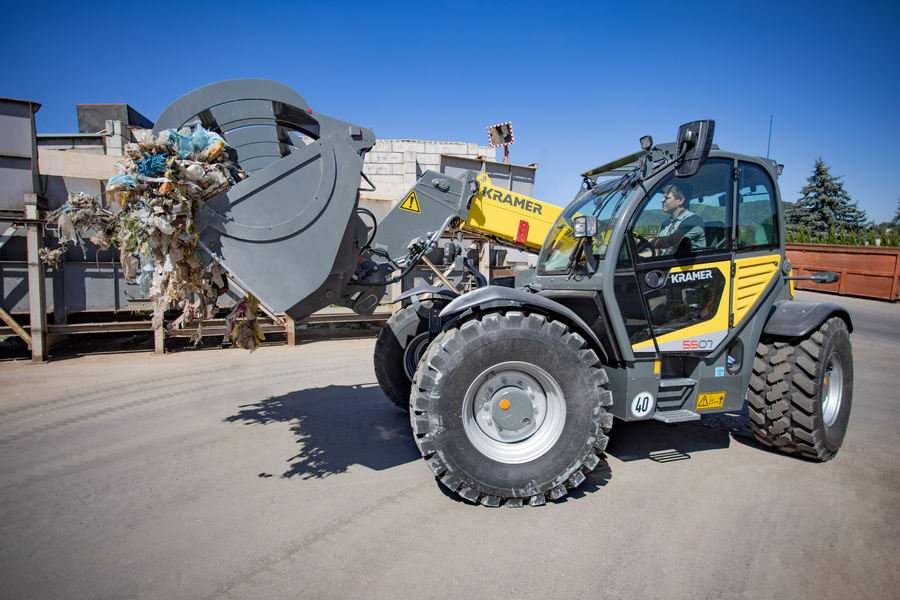 The Kramer 5507 telehandler while recycling.