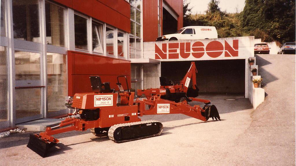 Neuson construction machine in front of the newly founded Neuson Hydraulik GmbH.