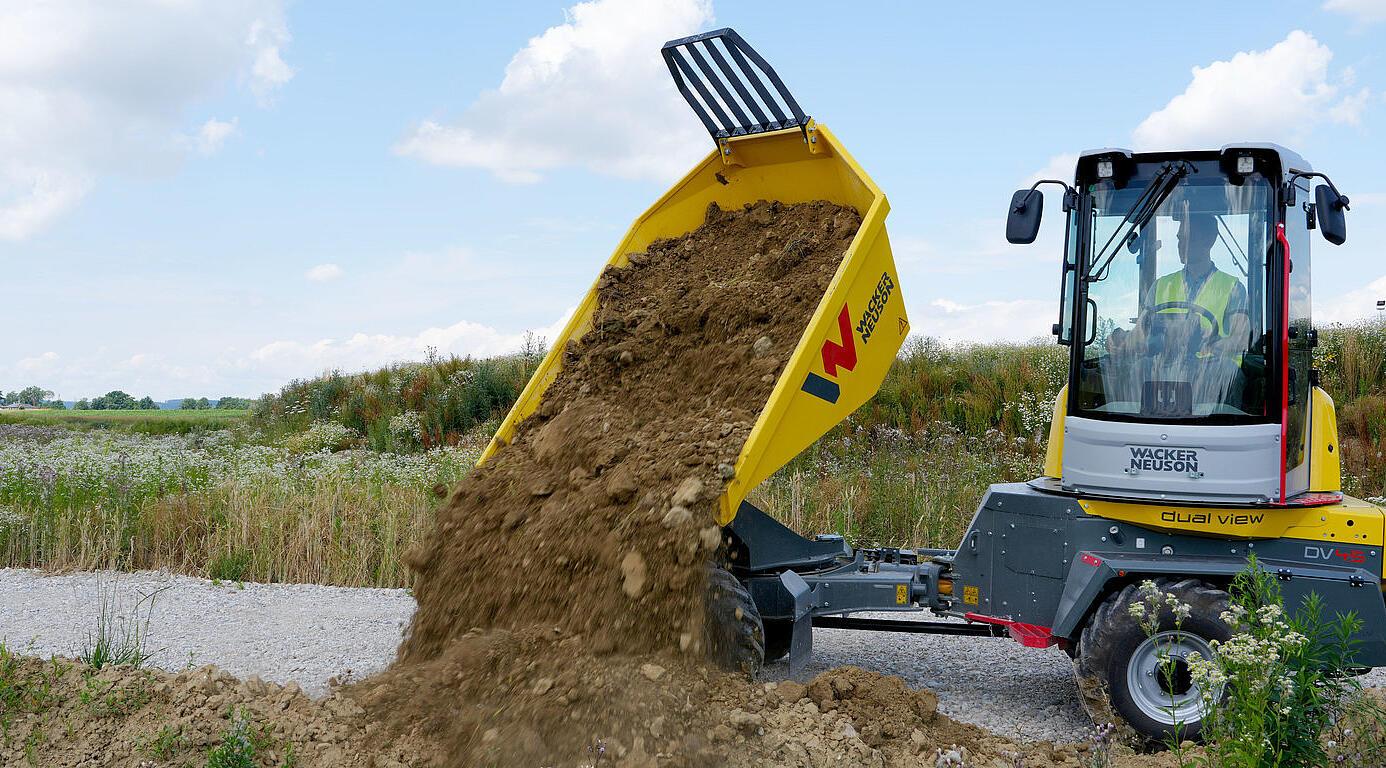 Dumper mit Drehsitz auf einer Baustelle
