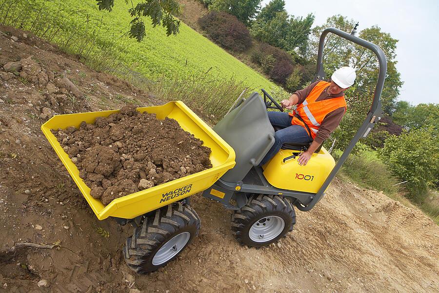 Wheel dumper 1001 with full trough from above