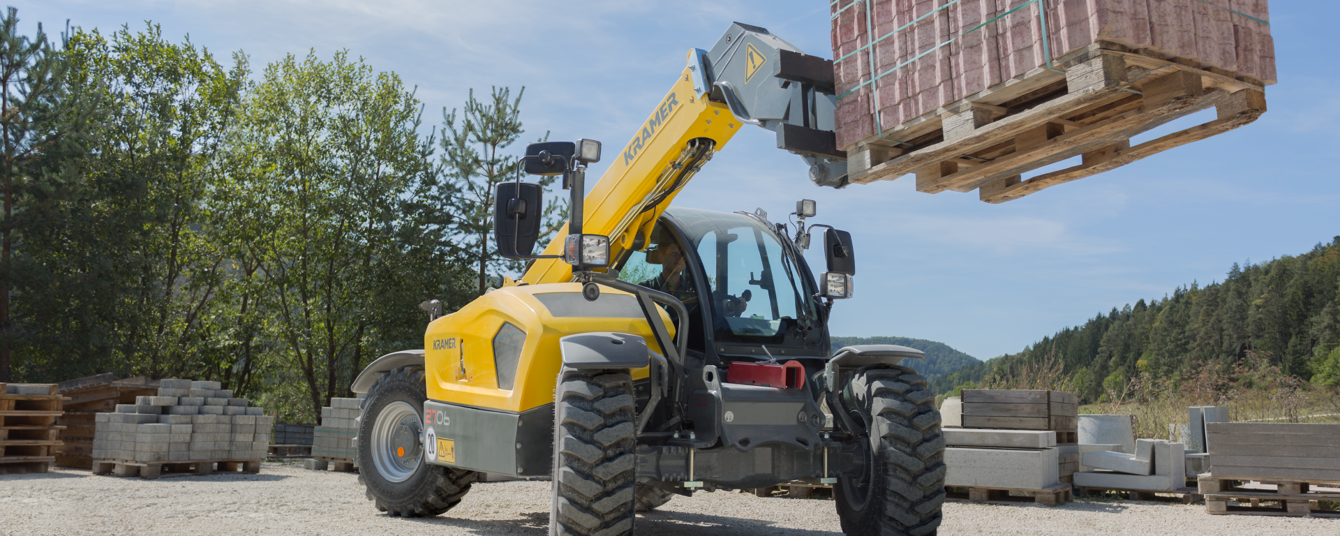 The Kramer telehandler 2706 while transporting a pallet.