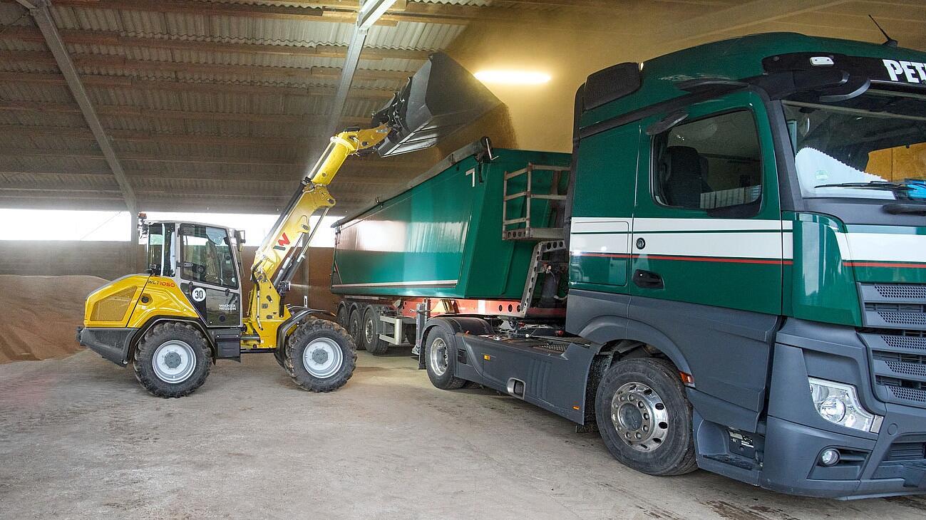 Teleradlader WLT1050 belädt LKW